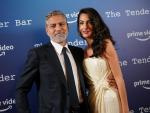 Los actores George Clooney y Amal Alamuddin posando durante el Festival de Cine de Londres.