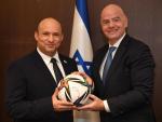 Naftali Bennet, primer ministro de Israel, y Gianni Infantino, presidente de la FIFA