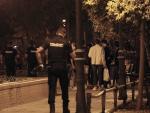 Policías disuelven un botellón en la plaza del Cedro de València.
