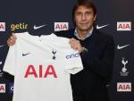 Antonio Conte posa con la camiseta del Tottenham Hotspur durante su presentación