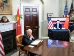 El presidente de EE UU, Joe Biden, dialoga desde la Casa Blanca con el presidente de China, Xi Jinping, durante la reuni&oacute;n virtual entre ambos mandatarios.