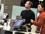 Zuckerberg y su mujer en un McDonald's.