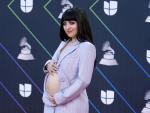 La cantautora chilena Mon Laferte muestra su embarazo en la alfombra roja de los premios Latin Grammy 2021, en Las Vegas.