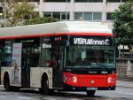 Un bus de TMB de la nueva l&iacute;nea V19 en la plaza Tetuan de Barcelona.