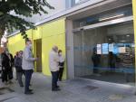 Personas hacen cola en la puerta de un Centro de Atenci&oacute;n Primaria (CAP) de Barcelona.