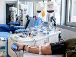 Un persona dona sangre en el laboratorio del Centro de Transfusi&oacute;n de Valdebernardo, en Madrid.