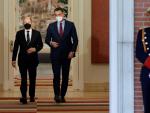 El presidente del Gobierno, Pedro S&aacute;nchez (d), recibe al canciller alem&aacute;n, Olaf Scholz, en el Palacio de la Moncloa, este lunes.
