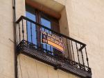 Un cartel de 'se alquila' cuelga de un balc&oacute;n en la fachada de un edificio madrile&ntilde;o