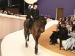 Carlota Casiraghi a caballo al inicio del desfile de Chanel.