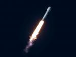 Un cohete Falcon 9 de SpaceX saliendo de la Tierra.