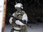 Un militar ucraniano en un puesto cerca de la aldea de Avdiivka, pr&oacute;ximo a Donetsk.