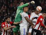 Courtois despeja un bal&oacute;n ante Militao y Casemiro durante el Athletic - Real Madrid