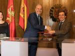 El alcalde de Zaragoza estrecha la mano con el alcalde de Madrid.