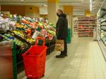 Un hombre en la secci&oacute;n de fruter&iacute;a de un supermercado de Madrid.