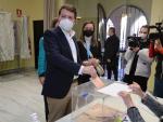 Alfonso Fern&aacute;ndez Ma&ntilde;ueco, votando en Salamanca.