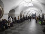 Decenas de personas se refugian en una estaci&oacute;n del metro de Kiev para pasar la noche, tras la primera jornada del ataque de Rusia a Ucrania.