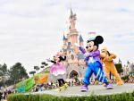 Mickey Mouse celebra el 30 Aniversario de Disneyland Paris con el Castillo de la Bella Durmiente al fondo.