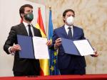 Juan Garc&iacute;a-Gallardo y Alfonso Fern&aacute;ndez Ma&ntilde;ueco presentan el acuerdo de legislatura entre PP y Vox, este jueves en Valladolid.