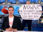 La periodista Marina Ovsy&aacute;nnikova, empleada del Canal Uno de la televisi&oacute;n rusa, protesta contra la guerra en Ucrania con una pancarta durante una emisi&oacute;n en directo.