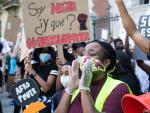 Manifestantes convocados por la Comunidad Negra, Africana y Afrodescendiente se concentran frente a la Embajada de EEUU por la muerte de George Floyd, las vidas negras y contra el racismo, en Madrid (Espa&ntilde;a) a 7 de junio de 2020.