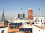 Placas solares en el tejado de un edificio de Madrid, en una imagen de archivo.