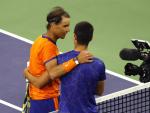 Nadal y Alcaraz se felicitan tras su partido en Indian Wells.