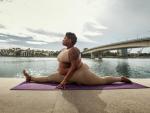 La profesora de yoga e influencer Jessamyn Stanley para la campa&ntilde;a 'Impossible is Nothing'.
