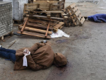 Cuerpos de dos muertos con las manos atadas en una calle de Bucha