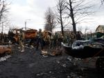 Zelenski visita la devastada poblaci&oacute;n de Bucha, en Ucrania, el 4 de abril de 2022.
