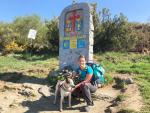 Merc&egrave; Jim&eacute;nez junto a su perro Futt durante una etapa del Camino de Santiago.
