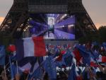 Simpatizantes de Emmanuel Macron celebran frente a la Torre Eiffel la reelecci&oacute;n del presidente en las elecciones presidenciales.