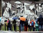 Turistas observan el cuadro Gernika de Pablo Picasso en la localidad vizca&iacute;na de Gernika.