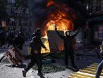 Manifestantes queman mobiliario urbano durante las protestas del Primero de Mayo en Par&iacute;s.