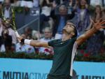 Carlos Alcaraz celebra su victoria ante Novak Djokovic en Madrid