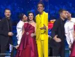 Momento en el que el representante de Israel besa a dos de los presentadores de Eurovisi&oacute;n 2022.