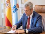 El presidente de la Xunta, Alfonso Rueda, firma el decreto de formaci&oacute;n de su gobierno en la sede de la Presidencia de la Xunta de Galicia.