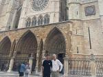 Zape Cuesta junto a su padre, Frank Cuesta, frente a la catedral de Le&oacute;n.
