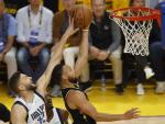 Stephen Curry, de los Golden State Warriors, entra a canasta durante el quinto partido de la final de la Conferencia Oeste de la NBA ante los Dallas Mavericks.