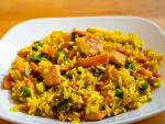 Imagen de un plato de arroz con pollo y verduras.