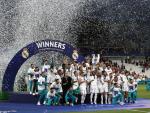Marcelo levanta el trofeo de la Champions League.