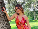 Laura Escanes con un vestido efecto 'tie-dye'
