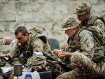 Soldados comiendo raciones de combate.