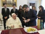 El ministro de la Presidencia, Felix Bola&ntilde;os, mostrando al papa Francisco los obsequios.