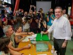 El candidato del PSOE a la presidencia de la Junta de Andaluc&iacute;a, Juan Espadas, ejerce su derecho al voto en un colegio electoral de Sevilla.