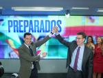 Juanma Moreno y Feij&oacute;o celebran la victoria en Andaluc&iacute;a en G&eacute;nova 13, este martes.