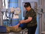 Romashka atiende a un soldado herido en el hospital de campa&ntilde;a