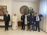 El papa Francisco junto al magnate Elon Musk y cuatro de sus hijos.