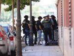 Agentes de la Guardia Civil permanecen junto a un bloque de edificios de Santovenia de Pisuerga (Valladolid), donde este viernes se atrincher&oacute; un hombre y posteriormente se entreg&oacute; a las autoridades.