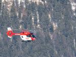 Un helic&oacute;ptero de rescate en los Alpes.