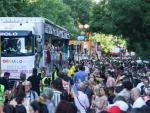 Miles de personas rodean varias carrozas de las 40 que han participado en el desfile del Orgullo LGTBIQ+ en Madrid este s&aacute;bado.